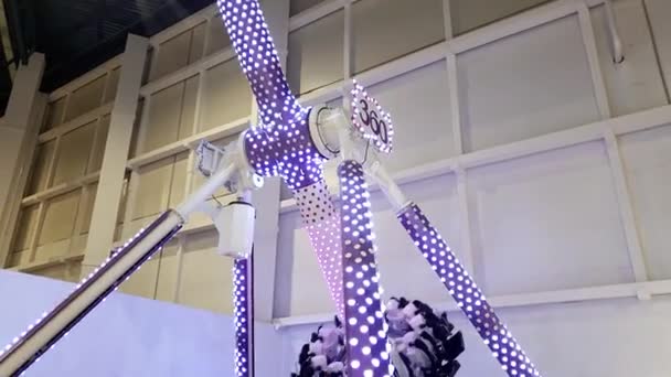 4K video av glödande av Neon Light stor karusell eller Swing som kan rotera 360 grader i nöjesparken vid köpcentrum — Stockvideo