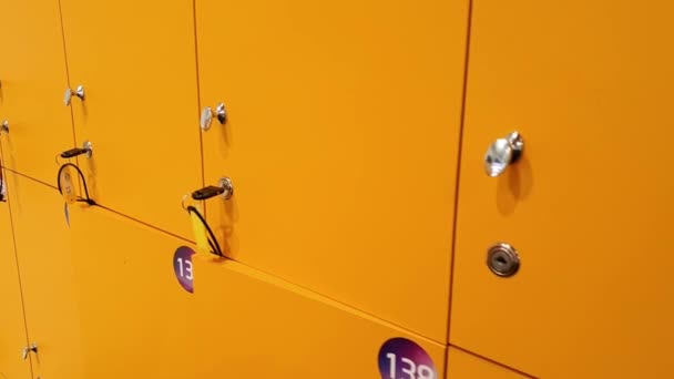 Wideo 4K zbliżenie aparatu powoli porusza się wzdłuż rzędu żółte szafki w szkole — Wideo stockowe