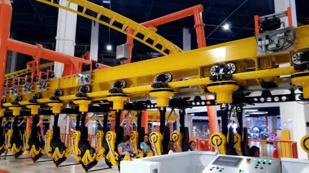 Eğlence eğlence parkı roller coaster sürme 4k görüntüleri. Alışveriş merkezinde ekstrem eğlence — Stok video