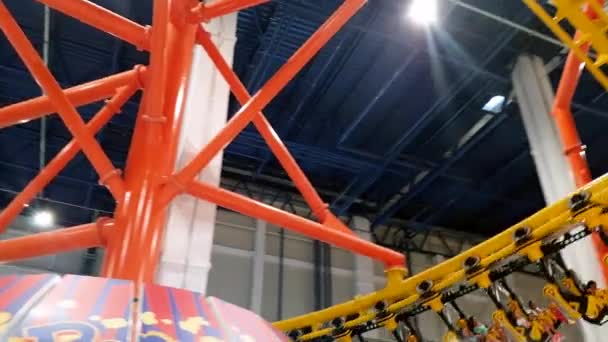 Wideo 4K z Roller Coaster jazda w parku rozrywki w centrum handlowym — Wideo stockowe