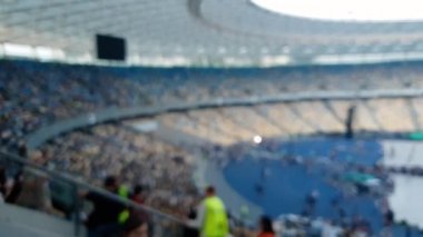 Fan bölgesinde taraftar kalabalığın odak panning video 4k ve insanlar akşam rock konseri dilencilik bekliyor stadyum srena üzerinde koltuk üzerinde oturma
