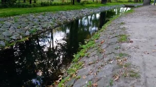 4k video de cámara moviéndose a lo largo de hermoso canal en el parque de otoño — Vídeos de Stock