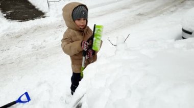 Fırça ile kardan araba temizleme yürümeye başlayan çocuk 4k video Çocuk kar fırtınası ndan sonra sabah temizlik aracı yardım