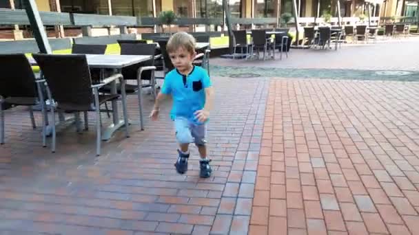 4k视频丢失的幼儿男孩运行在空的城市街道 — 图库视频影像