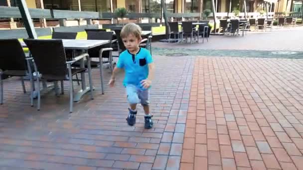 4k video of lost toddler boy running on empty city street — Stock Video