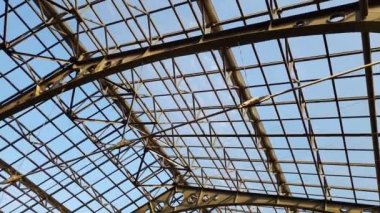 Vintage tren istasyonunda cam pencereler ile güzel metal çatı 4k görüntüleri