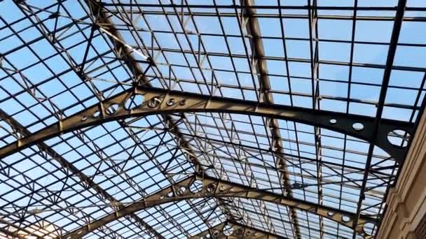 Filmagem 4k de câmera movendo-se lentamente ao longo de vidro e telhado de metal na estação ferroviária. Fundo perfeito para suas fotos — Vídeo de Stock