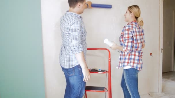 4k imagens de feliz casal sorrindo escolhendo papéis de parede para seu novo apartamento em renovação — Vídeo de Stock