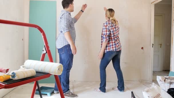 Video al rallentatore di giovani coppie che litigano mentre fanno lavori di ristrutturazione in casa nuova hteir — Video Stock