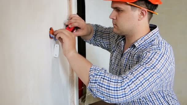 男性ビルダーや建設作業員が測定テープで壁を測定するクローズアップスローモーションビデオ。自宅でリノベーションを行う男 — ストック動画