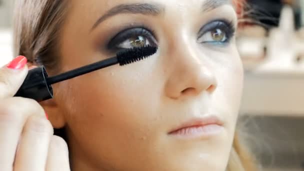 Imagens de close-up 4k de modelos de moda enfrentam enquanto artista de maquiagem profissional aplicando máscaras e sombras de olhos no rosto antes do desfile de moda — Vídeo de Stock