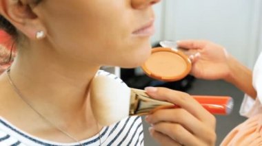 Profesyonel makyaj sanatçısı nın defile den önce mankenlerin yüzüne makyaj uyguladığı closeup slow motion görüntüleri