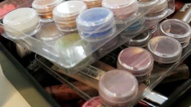 Profesyonel makyaj sanatçısı stüdyosunda kozmetik, tonları, boyalar ve kremler çeşitlerinin Closeup yavaş hareket video
