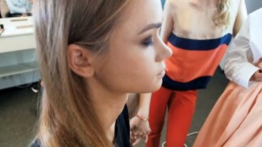 Visage stüdyoda model ile çalışan profesyonel makyaj sanatçısı Closeup yavaş hareket video. Fırça ile kozmetik uygulayan kadın