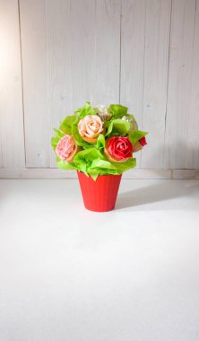 Beyaz ahşap masada kek ve cupcakes yapılmış çiçek buketi Closeup fotoğraf. Beyaz arka plan üzerinde tatlılar ve pasta güzel atış