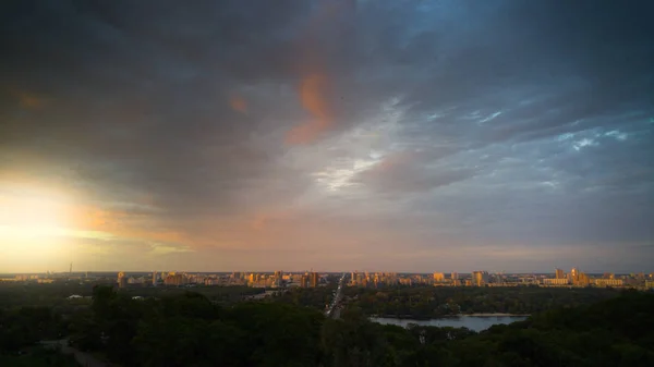 Imagem bonita do céu do por do sol sobre a cidade grande na noite. A paisagem urbana ao nascer do sol — Fotografia de Stock