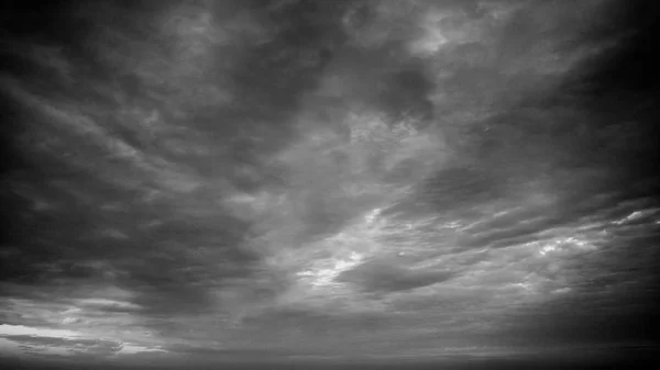 Black and white image of beautiful sky covered with clouds — Stock Photo, Image