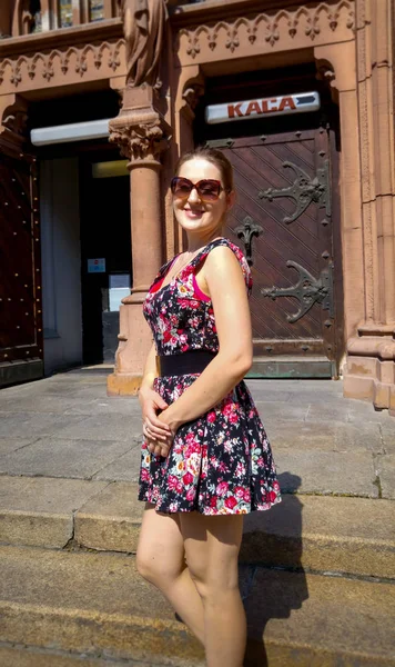 Vacker ung kvinna i kort klänning poserar på gamla stentrappor på kattilc Cathedral — Stockfoto