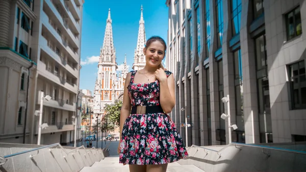 Portrait of beautiful young woman sightseeing old european town with ancient cathedral — Stock Photo, Image