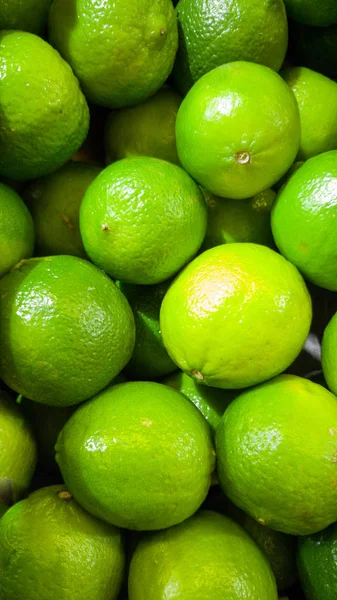 Nahaufnahme von grünen Limetten. Nahaufnahme Textur oder Muster frischer reifer Früchte. schöne Lebensmittel Hintergrund — Stockfoto