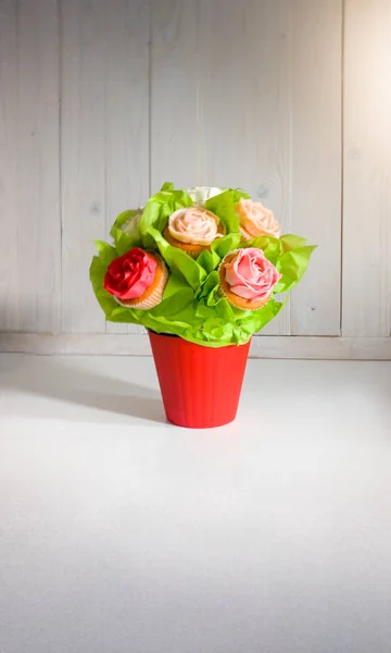 Closeup tiro de flores em buquê feito de cupcakes e bolos na mesa no café ou padaria. Belo tiro de doces e pastelaria sobre fundo branco — Fotografia de Stock