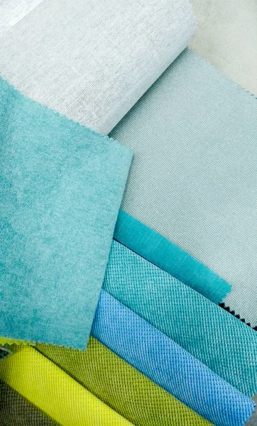 Předkloškový obraz sortimentu textilních vzorků pro měkký nábytek. Modré a zelené kousky materiálu. Abstraktní zaostřená pozadí — Stock fotografie