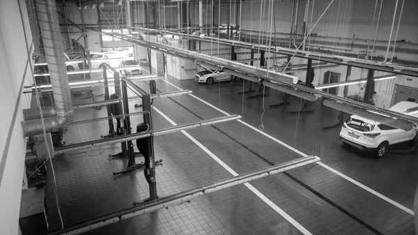 Imagen en blanco y negro de la estación de reparación o mantenimiento de automóviles con muchos equipos y herramientas profesionales — Foto de Stock