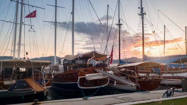 Hermosa imagen de un montón de yates y barcos de madera amarrados en el puerto al atardecer — Foto de Stock