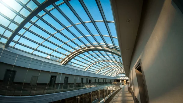 Imagen de arquitectura abstracta de pasillo largo y cúpula de techo de vidrio en edificio moderno —  Fotos de Stock