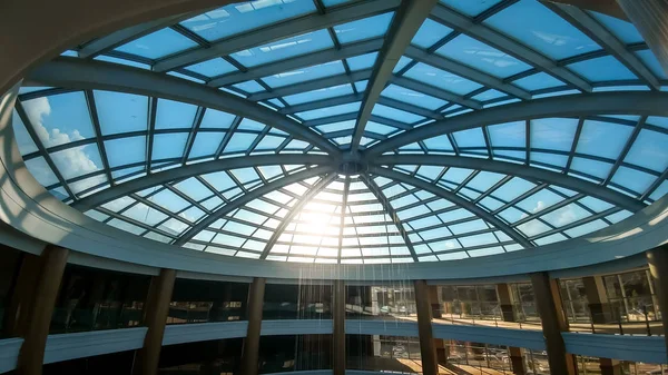 Imagem de uma grande cúpula de vidro no moderno centro de negócios ou hotel. Imagem de arquitetura abstrata do telhado de vidro — Fotografia de Stock