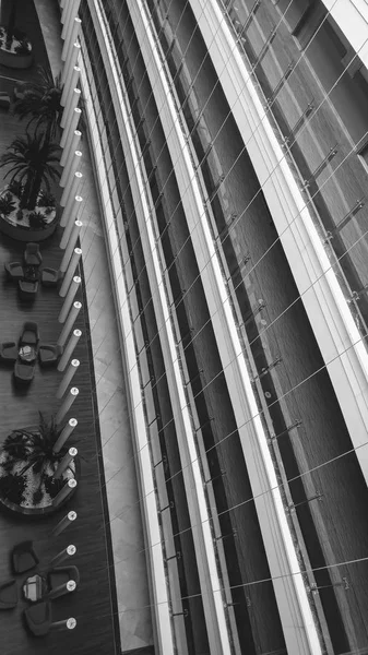 Abstraktes Schwarz-Weiß-Bild langer Balkone und Flure eines modernen Bürogebäudes. Parallellinien — Stockfoto