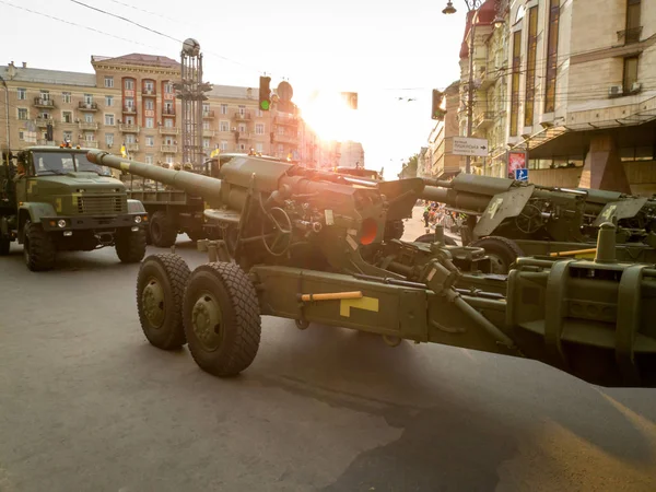 Imagem de canhão e máquinas militares em ruas da grande cidade. Desfile militar — Fotografia de Stock
