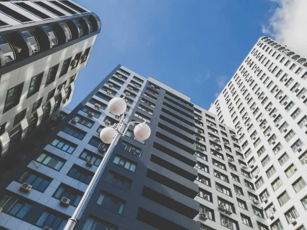 Imagem tonificada do edifício vivo moderno elevado feito do concreto e do vidro de encontro ao céu azul no dia ensolarado brilhante — Fotografia de Stock
