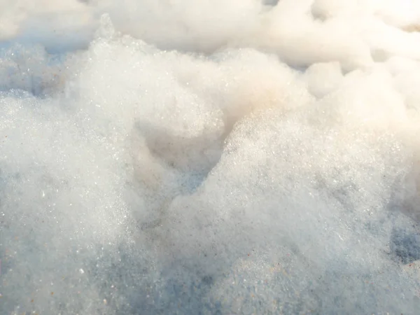 Macro abstracte foto van gezwollen zeep schuim in felle zonnestralen tegen blauwe hemel op zoek als vliegende wolken — Stockfoto