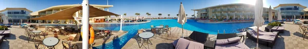 Panoramic 360 fok kép gyönyörű szabadtéri uszoda és kávézó a nyári Beach Hotel Resort — Stock Fotó