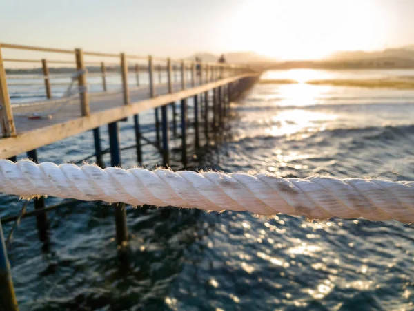 海、山、長い木製の桟橋の夕日の美しい景色 — ストック写真