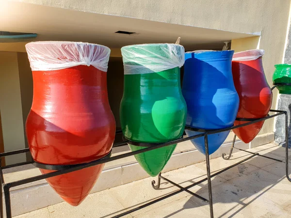 Image rapprochée de conteneurs à ordures colorés pour trier la litière. Il est très important pour notre planète et notre écologie de trier vos déchets — Photo