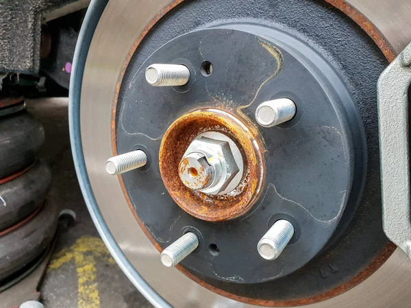 Крупный план тормозного диска автомобиля с небольшим количеством ржавчины на металлических деталях — стоковое фото