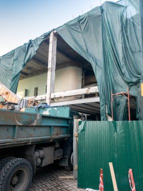 Şantiyede çalışan büyük inşaat kamyonu