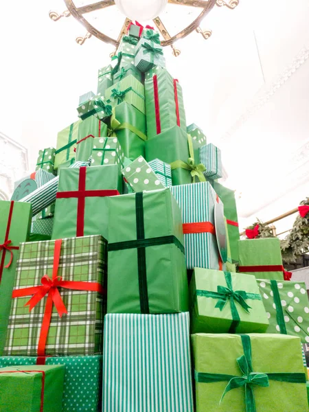 Hermoso árbol de Navidad alto hecho de cajas con regalos de vacaciones —  Fotos de Stock