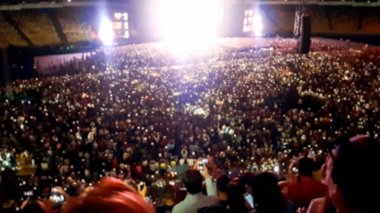 Geceleri rock konserinde lazerler ve renkli ışık Demetleri ile ışıklı sahnenin odak görüntüsü soyut