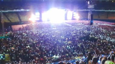 Geceleri rock konserinde lazerler ve renkli ışık Demetleri ile ışıklı sahnenin odak görüntüsü soyut