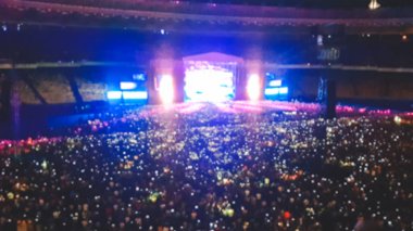 Geceleri rock konserinde lazerler ve renkli ışık Demetleri ile ışıklı sahnenin odak görüntüsü soyut