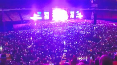 Geceleri rock konserinde lazerler ve renkli ışık Demetleri ile ışıklı sahnenin odak görüntüsü soyut