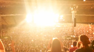 Akıllı telefonlarda görüntü yapan ve rock konserinde el feneri tutan büyük hayran kalabalığının deodaklı görüntüsü.