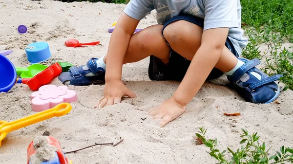 Porträtt av små småbarn pojke leker med leksaker och gräva sand i sandlåda på Park — Stockfoto