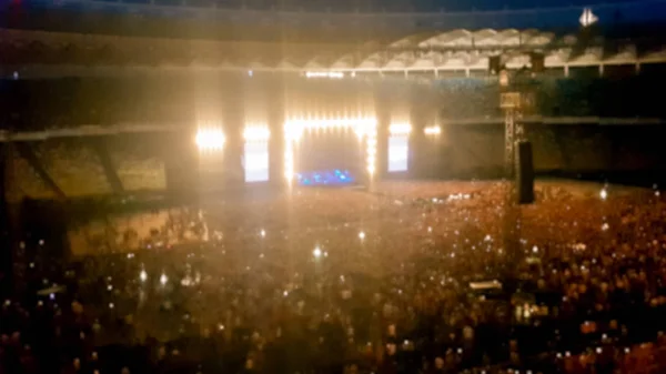 Абстрактне розмите фото великого натовпу на рок-концерті на стадіоні вночі. Ідеальний фон для ілюстрації вечірки, диско або музичного фестивалю — стокове фото