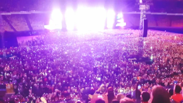 Fotografie velkého stadionu plné fanoušků na koncertě rockové hudby. Perfektní pozadí pro ilustraci večírku, diskotéky nebo hudebního festivalu — Stock fotografie