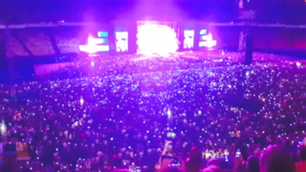 Geceleri rock konserinde lazerler ve renkli ışık Demetleri ile ışıklı sahnenin odak görüntüsü soyut — Stok fotoğraf