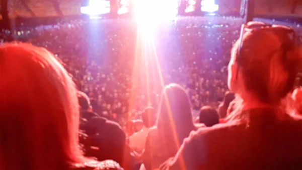 Grand public regardant et écoutant de la musique sur le festival de rock sur les tribunes du stade. Fond parfait pour illustrer fête, discothèque ou festival de musique — Photo